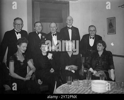 Il London Ulster club dance. Stasera, venerdì, il London Ulster Club ha tenuto un ballo alla Royal Empire Society's Hall di Northumberland Avenue, Londra. Foto, da sinistra a destra, in piedi Sir Ernest Cooper, tenente colonnello Montgomery Hyde (Presidente del Club), maggior generale Brook Purdon (Presidente del Club), duca di Abercorn, PC , KC, KP e professor D L Savory, deputato. Da sinistra a destra, seduti, Lady Cooper, signora Montgomery Hyde, signora Brook Purdon , la duchessa di Abercorn, fotografati al ballo stasera (venerdì). 15 marzo 1947 Foto Stock