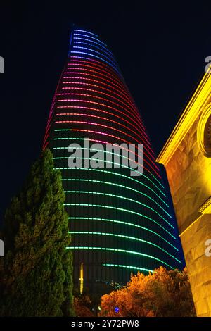 Visione notturna delle torri di fiamma. Baku, Azerbaigian. Foto Stock