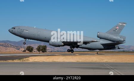 L'ultimo U.S. Air Force KC-10 Extender decolla dalla linea di volo durante la cerimonia di addio del KC-10 presso la Travis Air Force base, California, 2 settembre Foto Stock