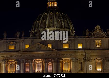Cupola e facciata principale (dettaglio) della Basilica di San Pietro, Città del Vaticano/città del Vaticano. Foto Stock