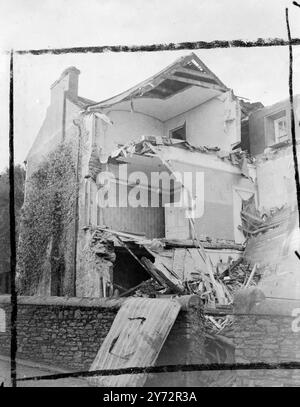 La ragazza fugge dalla casa crollata. La tredicenne Olive Deasy, di Kinsale, Co, Cork, ha avuto una fuga fantastica quando la casa in cui lei e la sua famiglia vivevano, batte durante la notte. Altri membri della famiglia hanno sentito delle crepe di avvertimento nella muratura e sono riusciti ad uscire per strada, ma Olive era ancora dentro. Quando le pareti diedero una parte delle pareti laterali e di nuovo alla casa le caddero addosso. I soccorritori, che hanno lavorato nei detriti per un'ora e mezza prima di localizzare la ragazza, scoprirono che la molla del letto era caduta su di lei e l'avevano salvata da gravi lesioni. La ragazza ora si sta riprendendo Foto Stock