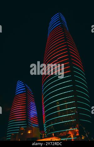 Visione notturna delle torri di fiamma. Baku, Azerbaigian. Foto Stock