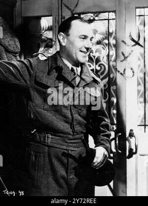 Ralph David Richardson, il famoso attore teatrale e cinematografico che è stato creato Knight Bachelor in the New Year's Honours per i suoi servizi sul palco. Ha servito come tenente comandante nella Fleet Air Arm durante la guerra, ed è visto in questa immagine come è apparso nel film "School for Secrets", che tratta del ruolo giocato nella guerra dai radar. 30 dicembre 1946 Foto Stock