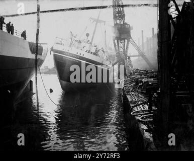 Scoppiò un incendio nella più grande nave mercantile britannica del dopoguerra, ma Corinthic, nella sua base di montaggio, a Birkenhead. Costruita per il servizio merci passeggeri neozelandese di Shaw, Savill e Albion e la nave con dislocamento di 15.000 tonnellate ha sviluppato una lista di 20° e le pompe antincendio dovevano essere fermate in caso di capitalizzazione della nave. Le immagini mostrano: Fumo che fuoriesce dal Corinthic di Birkenhead, classificato male e fumante. 5 gennaio 1947 Foto Stock