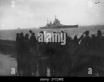 Quando oggi la nave da battaglia "Howe" è arrivata a Portsmouth, era a casa per la prima volta, anche se ha viaggiato per il mondo e ritorno. Una delle nostre due navi da guerra più potenti, fu commissionata nel Nord da dove salpò per l'Australia per diventare la prima nave ammiraglia dell'ammiraglio Sir Frase alla sua nomina a C nella British Pacific Fleet. Oggi vola la bandiera del vice ammiraglio Sir A J Power, fino a poco tempo fa C nella C East Indies Fleet, che è tornato a casa per prendere la sua nomina a Second Sea Lord e Chief Chief of Naval Personnel presso l'Ammiragliato. Immagini, HMS Howe in arrivo Foto Stock