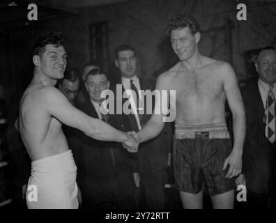 Il campione britannico dei pesi massimi Bruce Woodcock (a sinistra) incontra il gigante svedese Nisee Anderson in 10 round all'Harringay Arena. Si stringono la mano dopo il peso al Jack Solomons Gymnasium di Londra. 17 dicembre 1946 Foto Stock