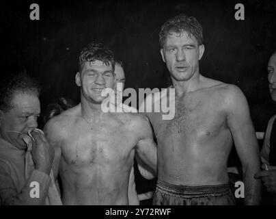 Il campione britannico dei pesi massimi Bruce Woodcock (a sinistra) o una vittoria schiacciante contro il gigante svedese Nisee Anderson in 10 round all'Harringay Arena. Sono visti entrambi sparsi di sangue dall'occhio di Anderson, nella foto dopo il combattimento. 17 dicembre 1946 Foto Stock