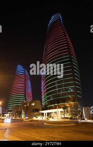 Visione notturna delle torri di fiamma. Baku, Azerbaigian. Foto Stock