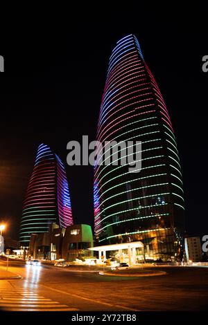 Visione notturna delle torri di fiamma. Baku, Azerbaigian. Foto Stock