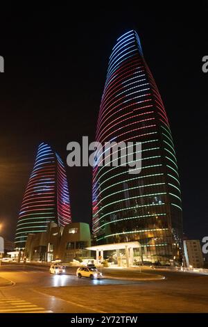 Visione notturna delle torri di fiamma. Baku, Azerbaigian. Foto Stock