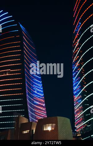 Visione notturna delle torri di fiamma. Baku, Azerbaigian. Foto Stock