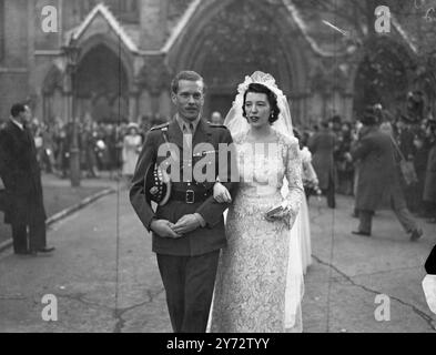 I membri della famiglia reale erano presenti a St Margaret's, Westminster, quando Miss Myra Wernher, figlia di Sir e Lady Harold Wernher, sposò il maggiore David Butter, M.C., le Scots Guards. In presenza della sposa con la principessa Alessandra di Kent e suo fratello minore il principe Michele. L'immagine mostra: Un primo piano di Mr e Mrs David Butter mentre lasciavano St Margaret dopo il loro matrimonio. 5 novembre 1946 Foto Stock