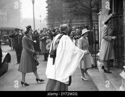 I membri della famiglia reale erano presenti a St Margaret's, Westminster, quando Miss Myra Wernher, figlia di Sir e Lady Harold Wernher, sposò il maggiore David Butter, M.C., le Scots Guards. In presenza della sposa con la principessa Alessandra di Kent e suo fratello minore il principe Michele. Le immagini mostrano: La principessa Elisabetta e la principessa Margaret arrivano a St Margaret's, la vecchia Westminster per il matrimonio. 5 novembre 1946 Foto Stock