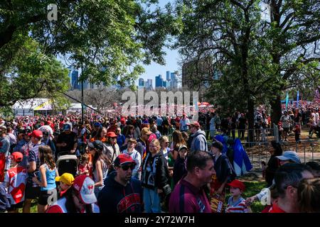 Melbourne, Australia. 27 settembre 2024. I tifosi si riuniscono per la Grand Final Parade al Footy Festival prima della Grand Final Match dell'AFL. La Grand Final Parade dell'Australian Football League e il Footy Festival si svolgono nello Yarra Park di fronte al Melbourne Cricket Ground Stadium davanti all'AFL? Finalissima. L'evento offre intrattenimento per tutte le età, tra cui esibizioni dei giocatori, omaggi, AFL Play zone, musica e alcuni dei migliori food truck e bar di Melbourne. (Foto di Alexander Bogatyrev/SOPA Images/Sipa USA) credito: SIPA USA/Alamy Live News Foto Stock