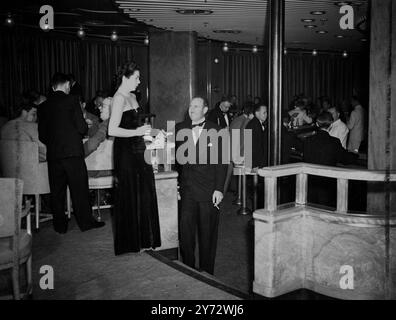 I passeggeri del viaggio inaugurale della RMS "Queen Elizabeth", una nave di lusso, nel bar della nave, gustando un drink. 23 ottobre 1946 Foto Stock