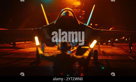 Aviation Boatswain's Mate (Aircraft Handling) Airman Dylan Windel, di Lexington, Kentucky, assegnato all'incidente e al salvataggio della piattaforma di volo del dipartimento aereo Foto Stock