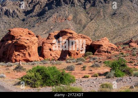 Il Valley of Fire State Park in Nevada, Stati Uniti, è una pittoresca esposizione di arenarie azteche e montagne calcaree Foto Stock