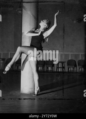 Gli amanti del balletto e del teatro a Londra e nei centri provinciali avranno a breve l'opportunità di vedere la prima ballerina russa Irena Baronova che combina recitazione e balletto nella produzione "a Bullet in the Ballet", un thriller comico basato sul romanzo satirico di Caryl Brahms e S. J Simon. Reciterà con la ballerina e coreografa russa di fama mondiale Leonide Massine, che ha la sua prima parte parlante nell'opera. Immagini: Irina Baronova prova a Londra. 24 settembre 1946 Foto Stock