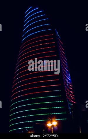 Visione notturna delle torri di fiamma. Baku, Azerbaigian. Foto Stock