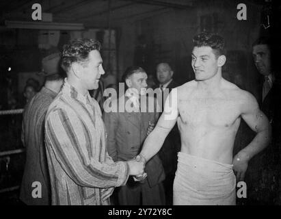 Gus Lesnevich, il campione mondiale dei pesi mediomassimi, ha fatto il suo secondo incontro in questo paese stasera, quando incontra il campione britannico dei pesi massimi Bruce Woodcock all'Harringay Arena di Londra. Entrambi i combattenti hanno pesato questo pomeriggio al Jack Solomons West End Gymnasium. 17 settembre 1946 Foto Stock