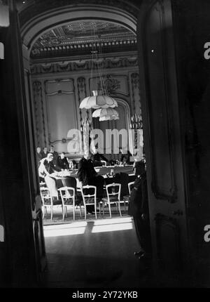 Oggi, lunedì, alla vigilia della conferenza sulla Palestina, i membri della delegazione britannica Heighington Lancaster House, St James's, Londra, incontreranno delegati di 7 nazioni arabe, Egitto, Iraq, Siria, Libano, Arabia Saudita, Yemen e Transgiordania. Organizzeranno un ordine del giorno per la conferenza che aprirà domani, martedì, a Lancaster House. L'agenzia ebraica e gli alti dirigenti arabi in Palestina hanno rifiutato di partecipare alle riunioni, e un certo numero di leader ebrei non ufficiali non hanno ancora risposto agli inviti rivolti loro dal governo. L'immagine mostra: Un'occhiata alla co Foto Stock