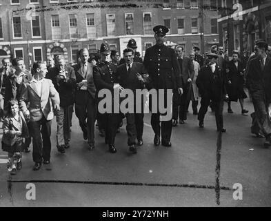 Un uomo e' stato arrestato fuori dall'hotel Ivanhoe, Bloomsbury, ed e' stato scortato alla stazione di polizia di Tottenham Court Road stamattina. L'hotel Ivanhoe e' stato preso da "squatters" ieri sera. Immagini: L'uomo arrestato viene portato via dagli agenti di polizia. 11 settembre 1946 Foto Stock