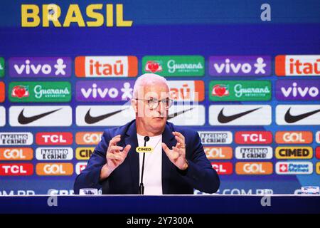 Rio De Janeiro, Brasile. 27 settembre 2024. Allenatore della squadra di calcio maschile brasiliana, durante l'annuncio dei giocatori ha chiesto le prossime partite per le qualificazioni ai Mondiali 2026 - partite contro Cile e Perù, presso la sede della Confederazione calcistica brasiliana - CBF, a barra da Tijuca, a ovest della città, questo venerdì 27 settembre. Crediti: Brasile Photo Press/Alamy Live News Foto Stock