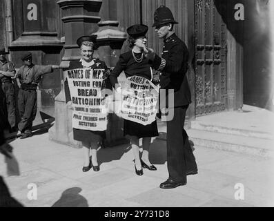 MES Elenor Tennant. La signora Elenor Tennant, presidente della Face the Facts Association, è apparsa oggi, giovedì, dinanzi al Comitato dei privilegi alla camera dei comuni. Il Comitato dispone di poteri notevoli e può commettere persone colpevoli di violazione dei privilegi alla custodia del sergente d'armi, o addirittura alla prigione "durante il piacere della camera”, finché non presentino una petizione pregare per la loro liberazione e per esprimere una contrarietà. Oppure i comuni possono, con mozione speciale, dimettere i trasgressori dalla custodia per presentarsi all'ordine del giorno della camera per essere rimproverati dal presidente. O l'autore del reato potrebbe smetterla Foto Stock