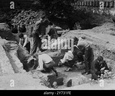 Studenti americani cercano da Roman London. Gli studenti archeologici americani, qui alla ricerca di resti romani a Londra e in altre città romane, hanno iniziato a lavorare stamattina (martedì) su un sito bombardato a Kings Head Yard, Borough High Street, Southwark, Londra. Mostra di foto, una vista generale degli studenti al lavoro sul sito questa mattina (martedì). Uno studente che è venuto a lavorare in uniforme (in basso a destra) è David Posner della Marina degli Stati Uniti. 30 luglio 1946 Foto Stock