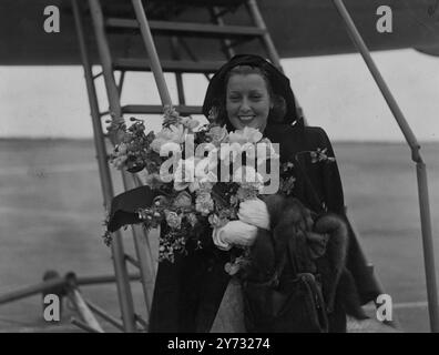 La signorina Jeanette MacDonald, la cantante americana e alcuni Start, è arrivata a Heathrow dagli Stati Uniti oggi. Miss MacDonald canterà alla Royal Albert Hall domenica prossima e si esibirà anche a Edimburgo, Cardiff, Liverpool, Dublino e Croydon durante il suo soggiorno in Gran Bretagna e Eire. 17 giugno 1946 Foto Stock