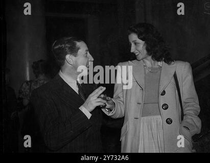 Ieri al Cambridge Theatre di Londra si è tenuto un ricevimento in onore della nuova compagnia di balletto di Monte Carlo. Il nuovo balletto di Monte Carlo apre la loro stagione londinese al Cambridge Theatre lunedì prossimo, 17 giugno. Spettacoli fotografici: Il signor Frederick Ashton, famoso impiegato del balletto del Sadler's Wells, portando a Mlle J Charrat, lei stessa una notevole Kroger per e ballerina della produzione del nuovo Monte Carlo Ballet di "la Mort du Cygne". 15 giugno 1946 Foto Stock