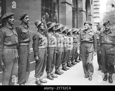 Il più recente feldmaresciallo britannico Sir Claude Auchinleck, G.C.I.e, DSC, comandante in capo, India, questo pomeriggio ha aperto una mostra di "Marshall India" presso India House, Aldwych, Londra. Una guardia d'onore per il feldmaresciallo, che è venuto in Inghilterra per la parata della vittoria di sabato, è stata formata da membri del contingente indiano che prenderanno il loro posto nella grande marcia della vittoria. - 6 giugno 1946 Foto Stock