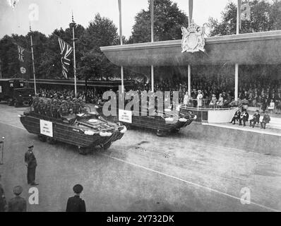 Giorno della vittoria a Londra, sabato 8 giugno 1946. Le immagini mostrano: Carri armati che prendono parte alla colonna meccanizzata della parata della vittoria guidando attraverso l'East End di Londra, questa mattina. 8 giugno 1946 Foto Stock