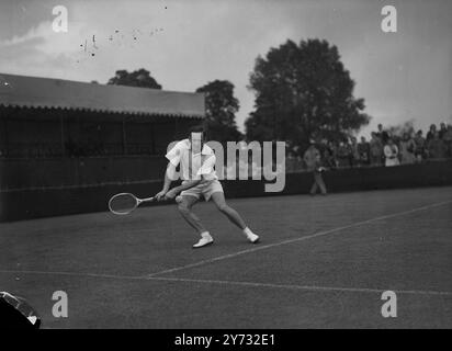 Il Kent Lawn Tennis Championships è stato continuato a Beckenham, oggi. Immagini: Il tennista australiano Geoff Brown, con la sua guida in fronte a due mani, ha giocato contro YY Chan nei singoli maschili a Beckenham questo pomeriggio. 12 giugno 1946 Foto Stock