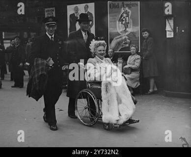 La signorina Marjorie Lawrence, soprano operistico australiano che canta da una sedia a rotelle, è arrivata alla stazione di Waterloo, Londra, questa sera. Prima è atterrata all'aeroporto di Hurn da New York. Partecipa al festival musicale della BBC di giugno della prossima settimana e alle canzoni di Isolda dalla Royal Albert Hall il 5 giugno, data di apertura del Festival. 30 maggio 1946 Foto Stock