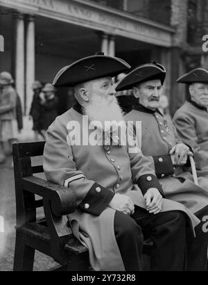 Generale Sir H.. Charles Lloyd, KCB, DSC, ufficiale generale MC al comando del distretto di Londra, ha fatto l'ispezione del giorno del fondatore al Royal Hospital di Chelsea oggi. - Immagini: Il pensionato Arthur Keane, 89 anni, guarda la sfilata al Chelsea Hospital questa mattina. - 29 maggio 1946 Foto Stock