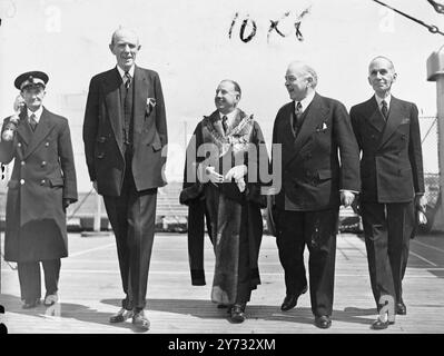 Tra i passeggeri che arrivavano a Southampton con la "Queen Mary" degli Stati Uniti c'erano Lord Halifax, ambasciatore britannico in pensione a Washington, e Mackenzie King - primo ministro del Canada, qui per le riunioni dei primi ministri del Commonwealth, che riprendono a Londra. Sulla nave c'erano anche contingenti di Victory Parade provenienti dalle Bermuda e dal Messico. L'immagine mostra da destra a sinistra: La parte destra Vincent Massey - alto Commissario per il Canada, Mackenzie King, sindaco di Southampton - Consigliere J.C. Stranger e Lord Halifax. 19 maggio 1946 Foto Stock