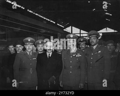 Contingenti indiani per la London Victory Parade arrivarono nella capitale da Liverpool. Sono venuti dall'India nelle SS Mauritania. - La foto mostra il contingente nepalese che è stato incontrato alla stazione di Euston dal ministro libanese. Da sinistra a destra: Tenente generale Ekraj - il ministro nepalese, il generale Baber e il maggiore generale Kiran. - 23 maggio 1946 Foto Stock