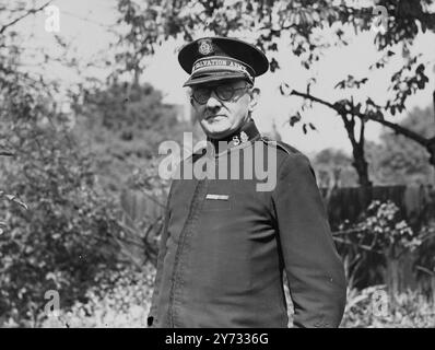 Il Commissario Albert W.T. Orsborn, CBE, è stato nominato generale dell'Esercito della salvezza in successione al generale George Carpenter. Il nuovo generale si vede qui nel suo giardino a Herne Hill, Londra. 10 maggio 1946 Foto Stock