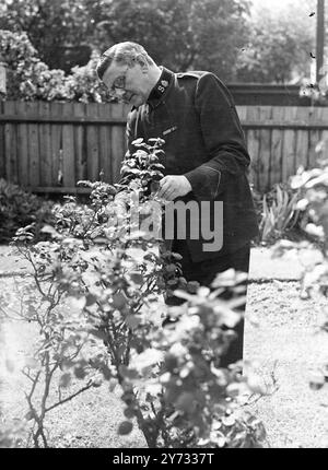 Il Commissario Albert W.T. Orsborn, CBE, è stato nominato generale dell'Esercito della salvezza in successione al generale George Carpenter. Il nuovo generale si vede qui nel suo giardino a Herne Hill, Londra. 10 maggio 1946 Foto Stock