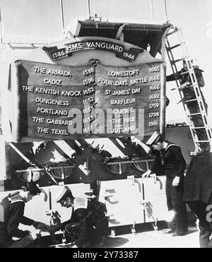 La HMS "Vanguard", la più grande nave da battaglia del mondo, ha rivelato alcuni dei segreti di oggi, giacché si trovava a un chilometro e mezzo circa dal transatlantico più grande del mondo, la SS "Queen Elizabeth", al largo di Greenock, in Scozia. I segreti della corazzata tedesca "Bismarck", dati dai prigionieri presi al suo affondamento, sono stati usati nella costruzione della "Vanguard". Il suo radar raccoglierà le navi a 100 miglia di distanza e gli aerei a una distanza di 140 miglia. L'immagine mostra lo stemma e gli onori di battaglia della HMS Vanguard del passato. 8 maggio 1946 Foto Stock