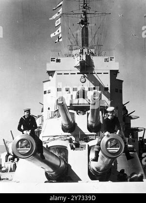 La HMS "Vanguard", la più grande nave da battaglia del mondo, ha rivelato alcuni dei segreti di oggi, giacché si trovava a un chilometro e mezzo circa dal transatlantico più grande del mondo, la SS "Queen Elizabeth", al largo di Greenock, in Scozia. I segreti della corazzata tedesca "Bismarck", dati dai prigionieri presi al suo affondamento, sono stati usati nella costruzione della "Vanguard". Il suo radar raccoglierà le navi a 100 miglia di distanza e gli aerei a una distanza di 140 miglia. L'immagine mostra una vista dell'avanguardia scattata dagli archi che mostra i potenti cannoni anteriori, la piattaforma della bussola e il ponte. 8 maggio 1946 Foto Stock