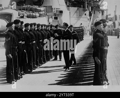 La HMS "Vanguard", la più grande nave da battaglia del mondo, ha rivelato alcuni dei segreti di oggi, giacché si trovava a un chilometro e mezzo circa dal transatlantico più grande del mondo, la SS "Queen Elizabeth", al largo di Greenock, in Scozia. I segreti della corazzata tedesca "Bismarck", dati dai prigionieri presi al suo affondamento, sono stati usati nella costruzione della "Vanguard". Il suo radar raccoglierà le navi a 100 miglia di distanza e gli aerei a una distanza di 140 miglia. L'immagine mostra la parata dei Royal Marines sul ponte Quarter della HMS Vanguard, 8 maggio 1946 Foto Stock