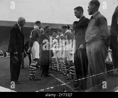 Le loro maestose King e Queen con sua altezza reale la Principessa Elizabeth, erano presenti alla finale di fa Cup al Wembley Stadium tra Derby County e Charlton Athletic. I giocatori sono stati presentati al re prima dell'inizio del gioco. La foto mostra i membri della squadra di atletica di Charlton presentati al re. 27 aprile 1946 Foto Stock