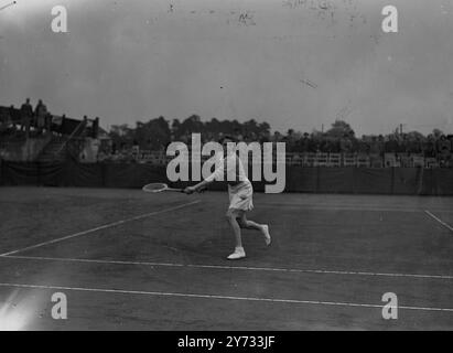 I primi campionati britannici di tennis su campo duro del dopoguerra iniziarono al West Hants Club di Bournemouth. La foto mostra la signora Kay Menzies (Kay Stammers) in gioco contro la signora P. Panton a Bournemouth. Kay, che è l'attuale detentore del campionato, ha battuto la signora Panton. 30 aprile 1946 Foto Stock