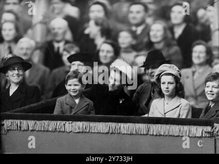 La duchessa di Kent portò i suoi tre figli al circo. Il giovane duca di Kent con la sorella, la principessa Alexandra, e il fratellino, il principe Michael, hanno trascorso un felice pomeriggio con centinaia di altri bambini britannici, guardando il divertimento al Bertram Mills Circus di Reading. Le immagini mostrano il Duca di Kent, la Principessa Alexandra, la Duchessa di Kent e la Principessa Michael nella scatola del circo originale. 26 aprile 1946 Foto Stock