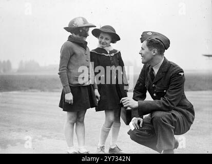 Due Dakotas e due ex-tedeschi Junkers 52 in touchdown a Northolt portando 124 bambini francesi di lavoratori della resistenza a trascorrere una vacanza di otto settimane in B flat ritain. Le foto mostrano Micheline Sternberg (a sinistra) e Josette Fantoni, due dei piccoli visitatori francesi che parlano con un membro della RAF a Northolt. 5 aprile 1946 Foto Stock