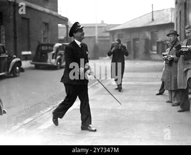 Comando tenente Rupert Philip Lonsdale R.N.commander del sottomarino "Seal" durante il suo ultimo viaggio prima di essere catturato dai tedeschi al largo della Svezia nel maggio 1940, apparve nella stanza verde e color crema della R.N. Barracks a Portsmouth. La foto mostra il tenente comandante Terence Butler, secondo in comando della "foca" al momento dell'ultimo viaggio prima della cattura visto arrivare alla corte per testimoniare il 10 aprile 1946O Foto Stock