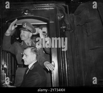 Feldmaresciallo visconte Alexander di Tunisi salutando mentre il suo treno parte dalla stazione di Waterloo nella prima fase del suo viaggio in Canada, dove sta succedendo al conte di Athlone come governatore generale del dominio. 4 aprile 1946 Foto Stock