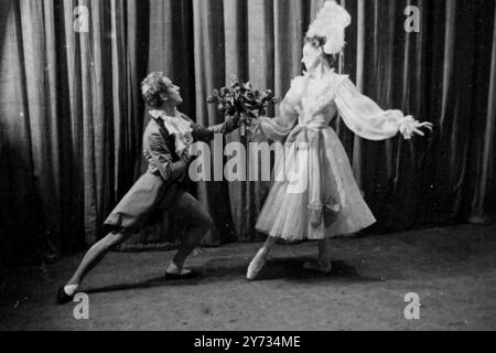 La nuova compagnia di balletto junior formata al Sadler's Wells sotto la direzione di Miss Ursula Moreton fa il suo debutto al Sadler's Wells Theatre l'8 aprile. Conosciuto come Sadler's Wells Opera Ballet, aprirà con un nuovo balletto di Andree Howard con musica di Bizet. - - Immagini: June Brae nel ruolo della Signora e Leo Kersley nel ruolo del Maestro delle cerimonie in una prova de la Belle Assemblee. - 5 aprile 1946 Foto Stock